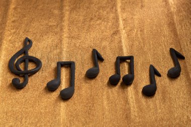 Siyah tuş anahtarı ve altın arka planda notalar. Keman anahtarı. G anahtarı. Müzik sembolü.