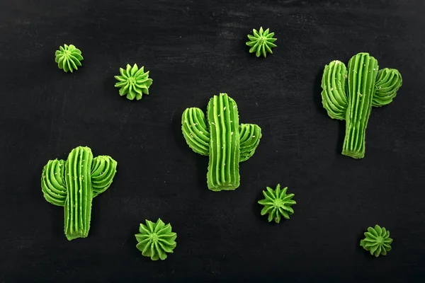 Galletas Aire Verde Forma Cactus Meringe Postre Francés Sobre Mesa —  Fotos de Stock