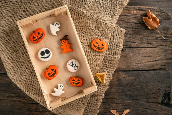Mieszanka Białych Pomarańczowych Ciasteczek Imbirowych Halloween Zapakowana Jest Drewniane Pudełko — Zdjęcie stockowe