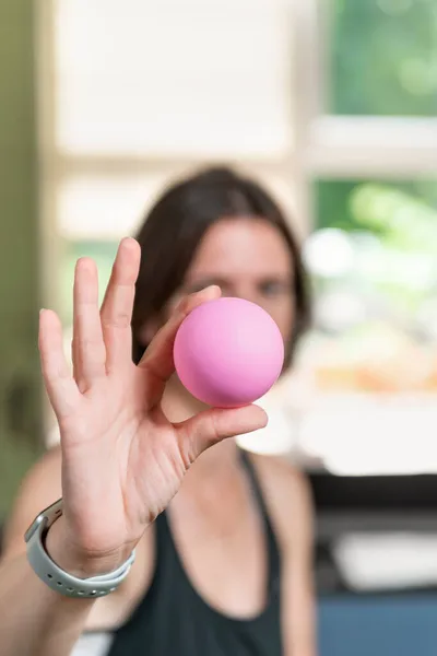Bir kadının elindeki topa karşılık masaj. Kapatın. Miyofasyal rulo. MFR için egzersiz ekipmanları