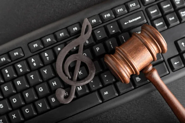 Захист Музики Інтелектуальної Власності Кріплення Клавіатурі Поруч Дерев Яним Даниною — стокове фото