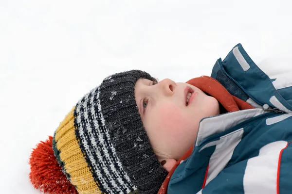 Портрет Хлопчика Лежить Снігу Дивиться Вгору Небо Дитина Носить Різнокольоровий — стокове фото