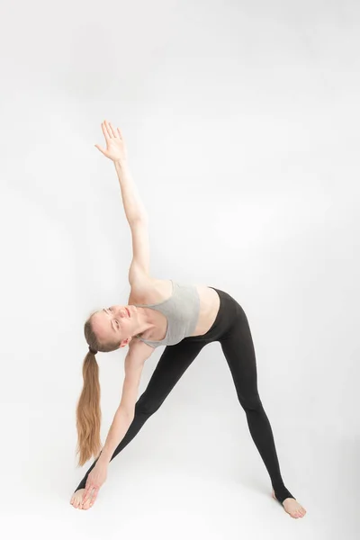 Teenage Girl Zabývá Gymnastikou Mladá Žena Cvičí Soubor Cvičení Pro — Stock fotografie