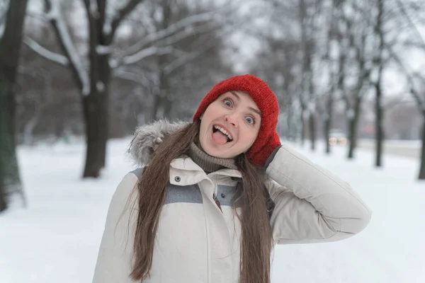 Retrato Chica Divertida Alegre Sombrero Rojo Fondo Del Parque Invierno — Foto de Stock