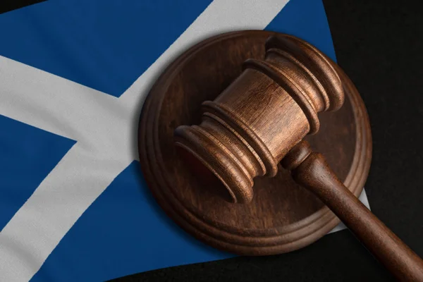 Δικαστής Gavel Και Σημαία Της Σκωτίας Νόμος Και Δικαιοσύνη Στη — Φωτογραφία Αρχείου