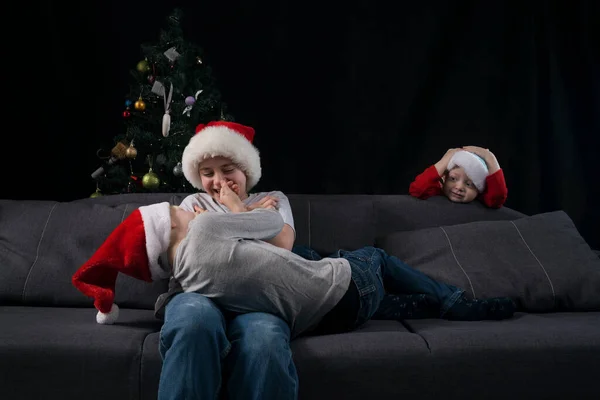 Bambini Babbo Natale Vengono Giocati Sul Divano Sullo Sfondo Dell — Foto Stock