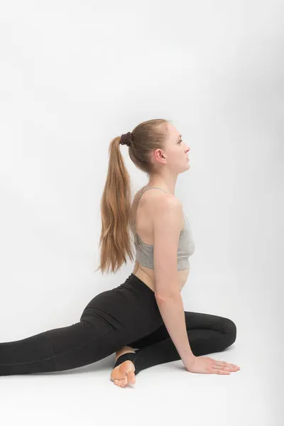 Yoga Yapan Genç Güzel Bir Kadının Portresi Kız Beyaz Arka — Stok fotoğraf