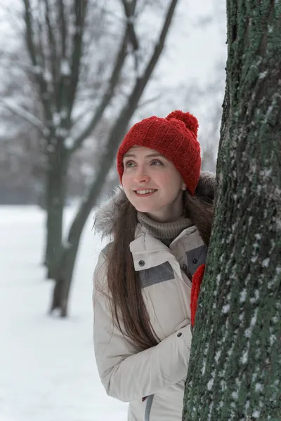 Retrato Invierno Una Mujer Joven Chica Disfruta Hermosa Naturaleza Parque — Foto de Stock