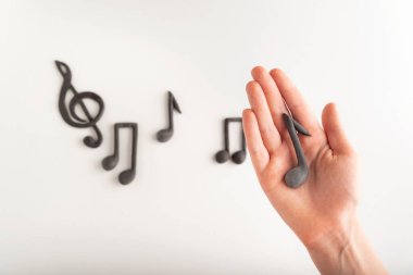 Kızın elinde notalar, notalar, anahtarlar ve notalar var. Müzik eğitimi kavramı