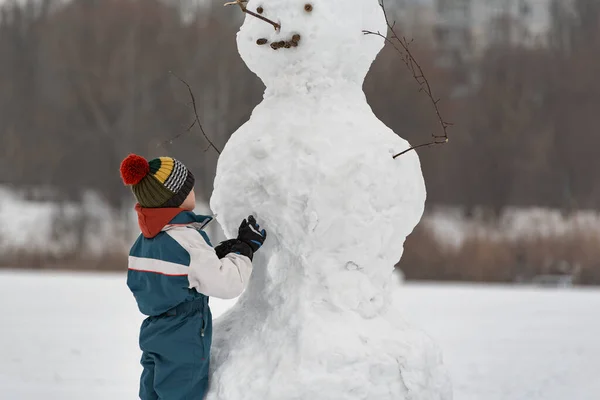 Boy Knitted Hat Sculpt Big Snowman Winter Weekend Outdoors Active — Stock Photo, Image