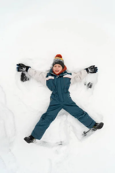 Garçon Bonnet Tricoté Extérieur Fait Ange Neige Sur Neige Fraîche — Photo