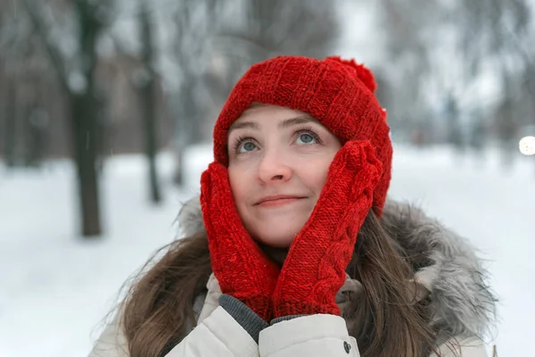 Портрет Красивої Молодої Жінки Червоному Капелюсі Рукавицях Тлі Зимового Парку — стокове фото