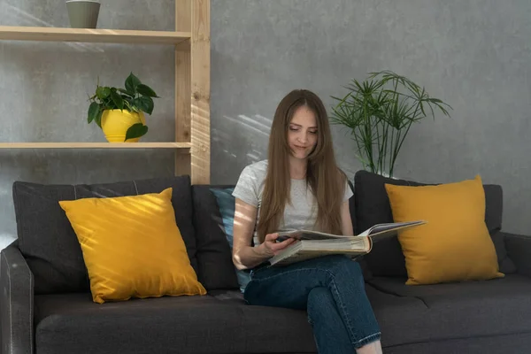 Young Woman Sitting Sofa Living Room Book Photo Album Girl — Stock Photo, Image