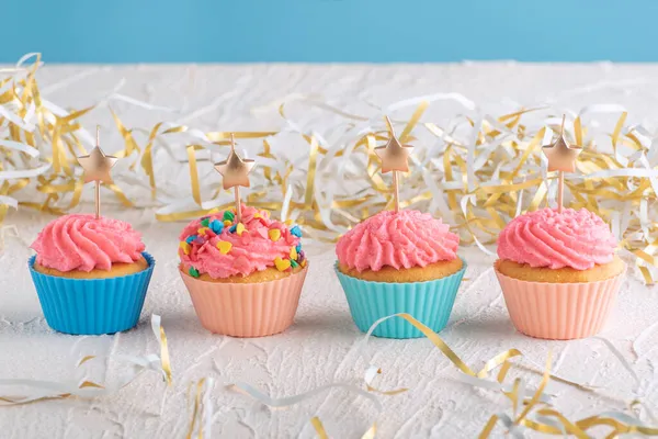 Muffins Con Crema Mantequilla Rosa Glaseado Con Vela Forma Estrella — Foto de Stock