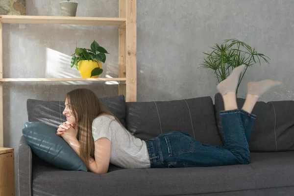 Teenage Girl Lies Couch Looks Dreamily Front Her Young Woman — Stock Photo, Image