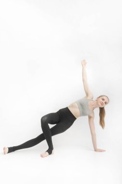 Vasisthasana. Yan Plank Poz beyaz arka planda. Genç sporcu kadın jimnastik yapıyor. Yoga asana