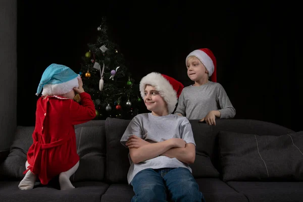 Kinder Warten Auf Weihnachtsgeschenke Drei Kinder Nikolausmützen — Stockfoto