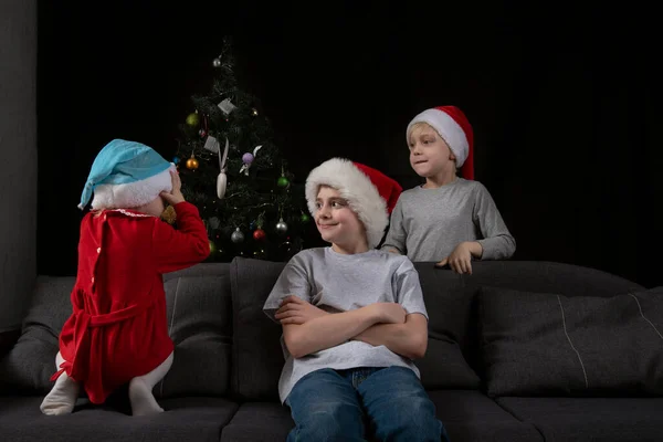 Children Waiting Christmas Gifts Three Children Santa Hats — Stock Photo, Image