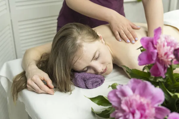 Jeune Femme Dans Salon Spa Reçoit Massage Dos Procédure Relaxante — Photo