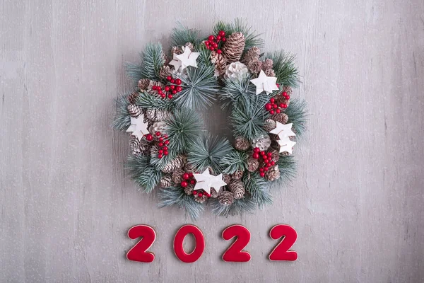 Nyårsinredning Med Nummer 2022 Julkrans Vintersemester Mönster Ljusgrå Vägg Bakgrunden — Stockfoto