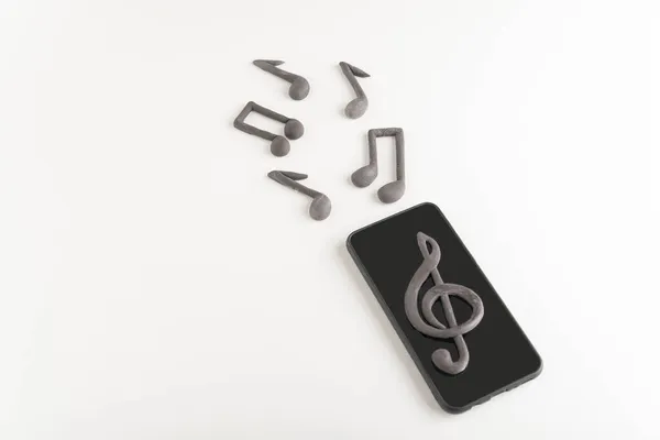 Мобильный Телефон Скрипичным Ключом Дисплее Музыкальными Нотами Белом Фоне Приложение — стоковое фото