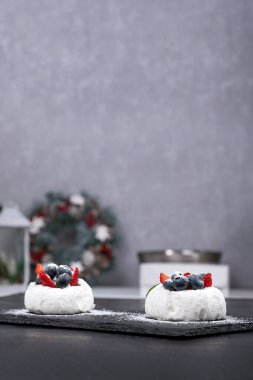 Anna Pavlova pastası. Puflanmış marşmelov ve taze çilekli kek. Dikey çerçeve.