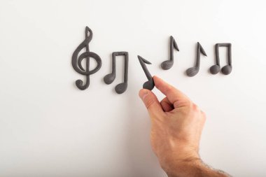 Beyaz arka planda insan eliyle yazılmış üçlü anahtar ve müzik notaları. G anahtarı. Müzik sembolü.