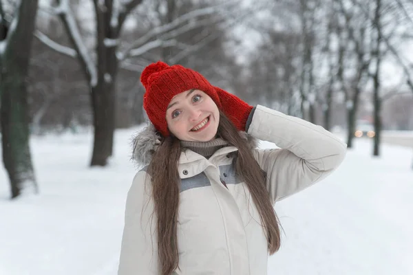 Retrato Chica Divertida Sombrero Rojo Punto Parque Invierno Mujer Sonriente —  Fotos de Stock