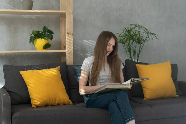 Young Woman Sitting Sofa Living Room Book Photo Album Girl — Stock Photo, Image