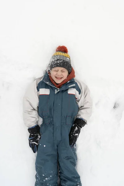 Γκριμάτσικο Αγόρι Ζεστή Φόρμα Και Καπέλο Κείτεται Στο Χιόνι Χειμερινές — Φωτογραφία Αρχείου