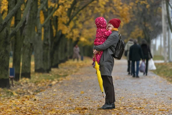 Mãe Segura Bebê Seus Braços Contra Fundo Parque Outono Caminhando — Fotografia de Stock