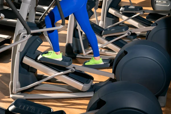 Kvinnliga Fötter Trånga Leggings Engagerade Elliptisk Tränare Cardio Träning Gymmet — Stockfoto