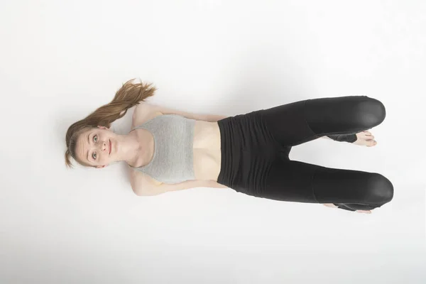 Jovencita Alegre Con Cara Divertida Dedica Yoga Gimnasia Estiramiento Sobre —  Fotos de Stock