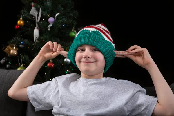 Chłopiec Boże Narodzenie Elf Kapelusz Tle Choinki — Zdjęcie stockowe