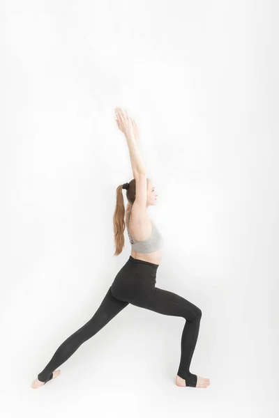 Virabhadrasana Guerreiro Pose Mulher Atraente Fazendo Ioga Fundo Branco Menina — Fotografia de Stock