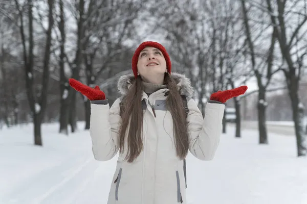 Feliz Hermosa Chica Punto Sombrero Rojo Sonriendo Mientras Camina Parque — Foto de Stock
