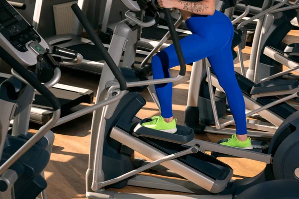 Weibliche Füße Engen Leggings Sind Mit Einem Ellipsentrainer Beschäftigt Ausdauertraining — Stockfoto