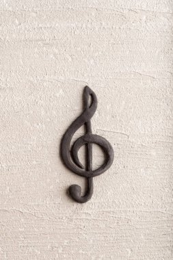 Kabataslak yüzeyde siyah bir tuş anahtarı. Müzik konsepti. Müzik sembolü. G Anahtarı