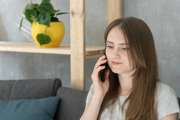 Chica Adolescente Hablando Por Teléfono Sentado Sofá Sala Estar Llamada —  Fotos de Stock