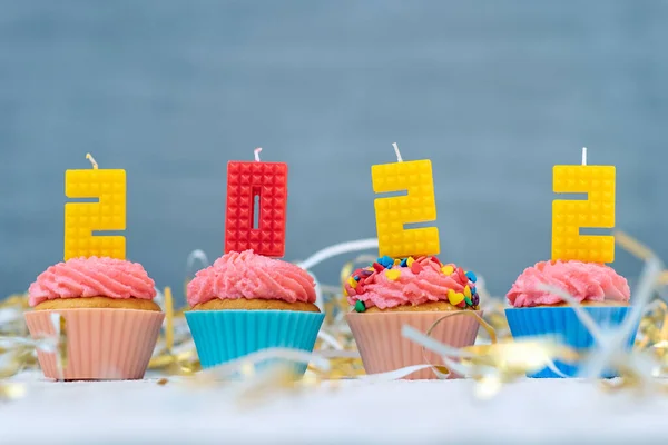 Velas Colores Forma Números 2022 Cupcakes Muffins Vacaciones Sobre Fondo —  Fotos de Stock