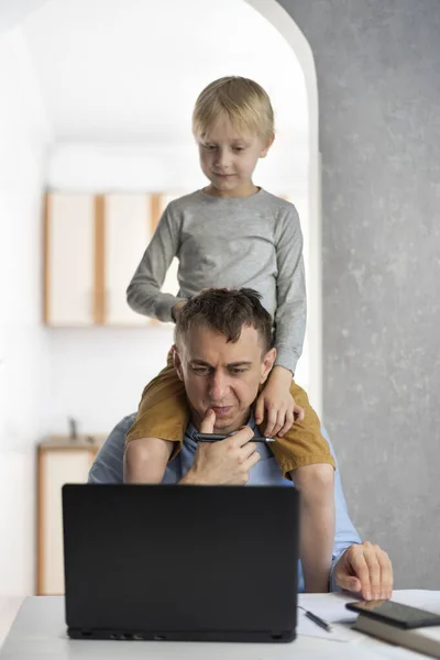 Zoon Zit Zijn Vaders Schouders Terwijl Hij Laptop Werkt Jonge — Stockfoto