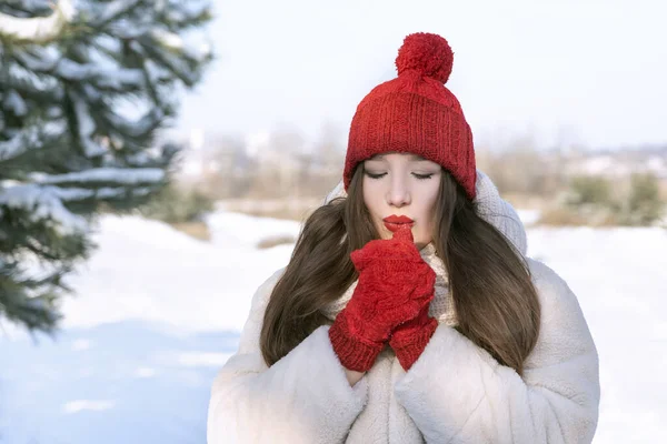 Joven Mujer Hermosa Rojo Sombrero Punto Mitones Calienta Sus Manos — Foto de Stock