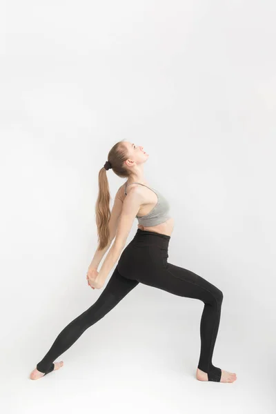 Junge Frau Mit Sportlicher Figur Betreibt Yoga Yogalehrer Seitenansicht Auf — Stockfoto
