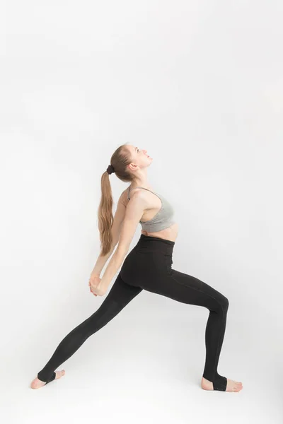 Jeune Femme Avec Une Figure Sportive Est Engagée Dans Yoga — Photo