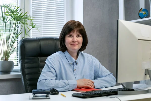 Retrato Mujer Directora Empresa Gabinete Personal Durante Trabajo Mujer Negocios — Foto de Stock