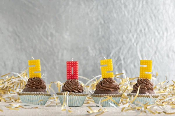 Pastelitos Chocolate Festivos Con Crema Mantequilla Decorado 2022 Números Velas — Foto de Stock