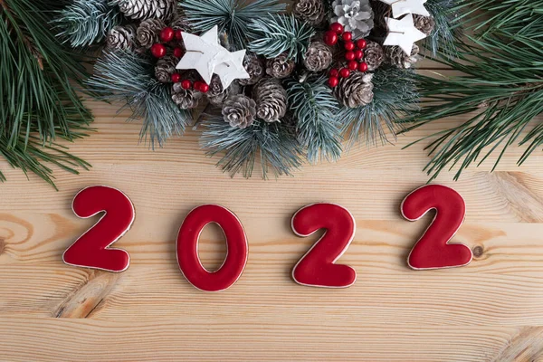 赤釉とクリスマスリースとジンジャーブレッドからの碑文2022 閉めろ 木造背景 — ストック写真