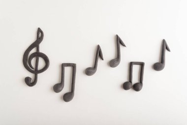 Keman anahtarı. Melodi konsepti. Beyaz arka planda üç boyutlu üç boyutlu anahtar ve notalar.