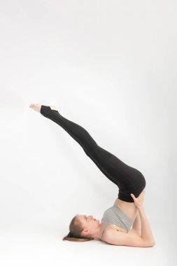 Viparita Karani. Salamba Sarvangasana. Destekli Omuz Bükme. Genç ince kadın yoga asanası yapıyor. Hatha yoga dersleri. Dikey çerçeve