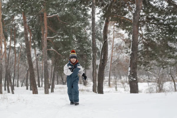 Αγοράκι Τρέχει Χαρούμενα Μέσα Στο Χιόνι Παιδί Παίζει Στο Χειμερινό — Φωτογραφία Αρχείου